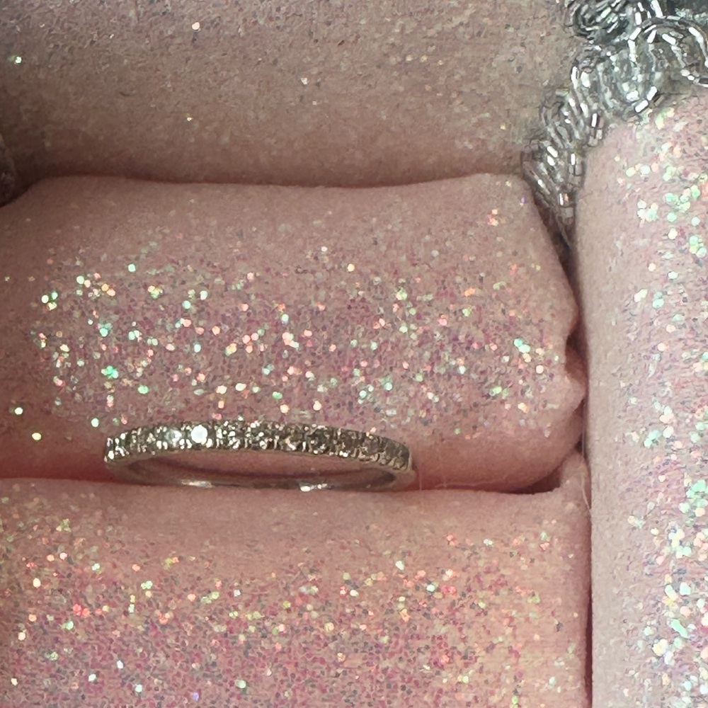 Elegant Silver Ring with Sparkling Accents